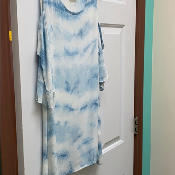 Cold shoulder top - Picture 1 of 1